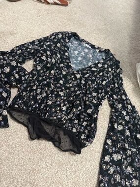 Womens Black Floral Long-Sleeve V-Neck Blouse/Bodysuit